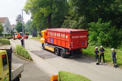 Stuttgart -Sillenbuch : Lastwagen knallt gegen Laternenmast und kippt 